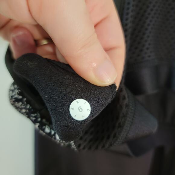 Lululemon Fit Physique Tank Built-in Bra Black White Splatter Size 6‎ - Picture 7 of 7